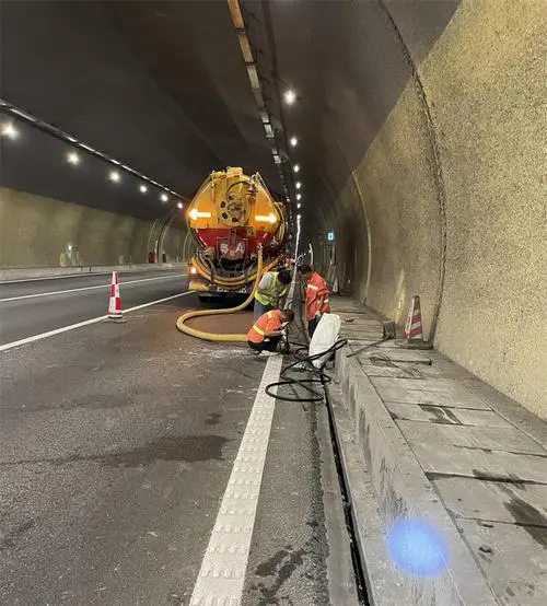 玛纳斯隧道排水渠清淤